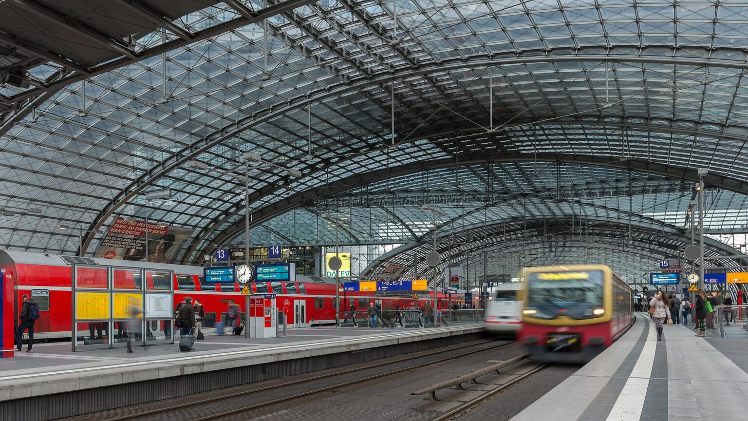 Berlin Hauptbahnhof, Zentrale Drehscheibe im Berliner Bahnnetz