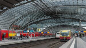 Berlin Hauptbahnhof, Zentrale Drehscheibe im Berliner Bahnnetz