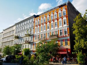 Altbau-Sanierung in Berlin: Den passenden Fachbetrieb für Balkon, Treppe und Geländer finden